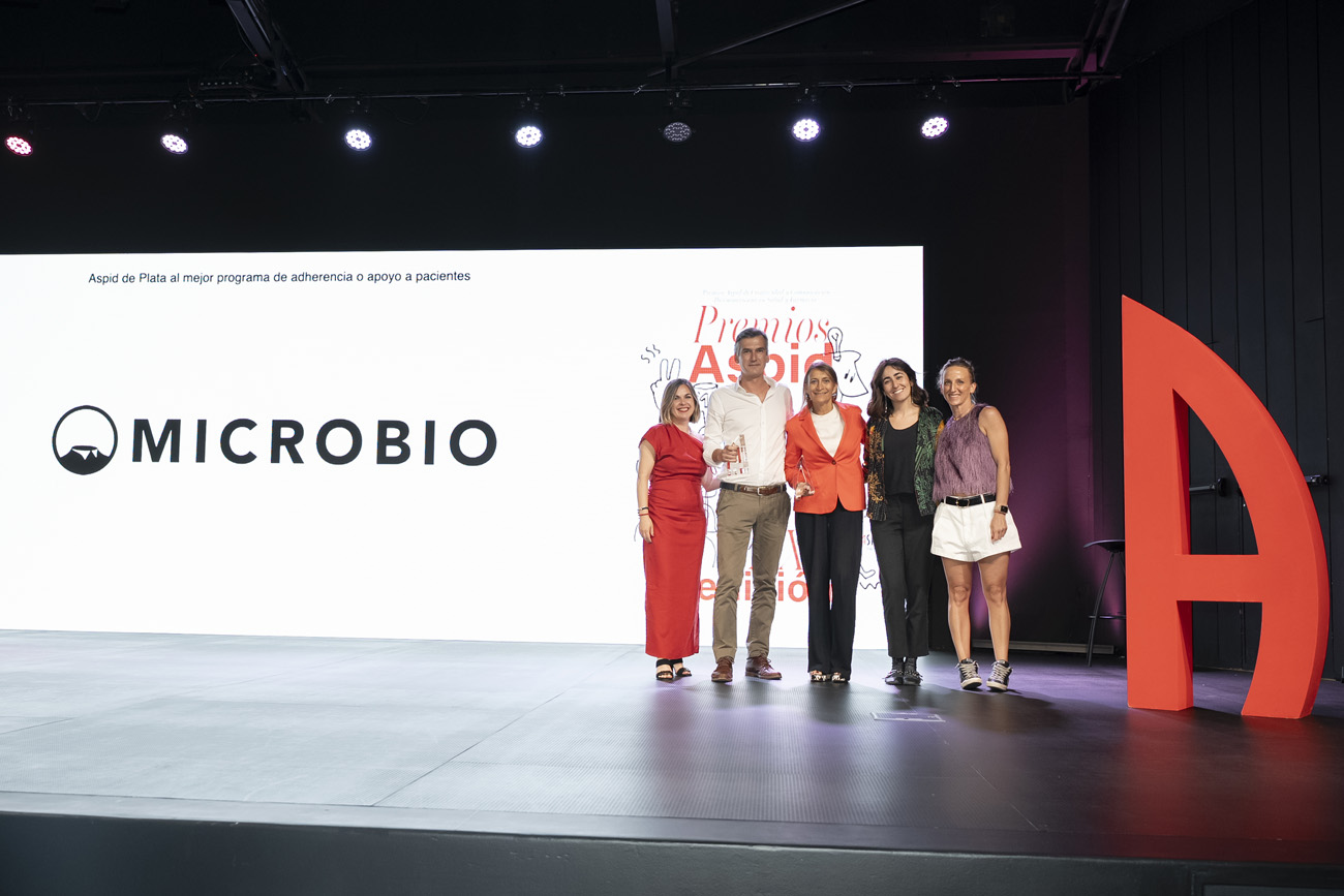 Oscar López Balcells de Microbio con Josefina Lloret y Paula Roig de Novartis