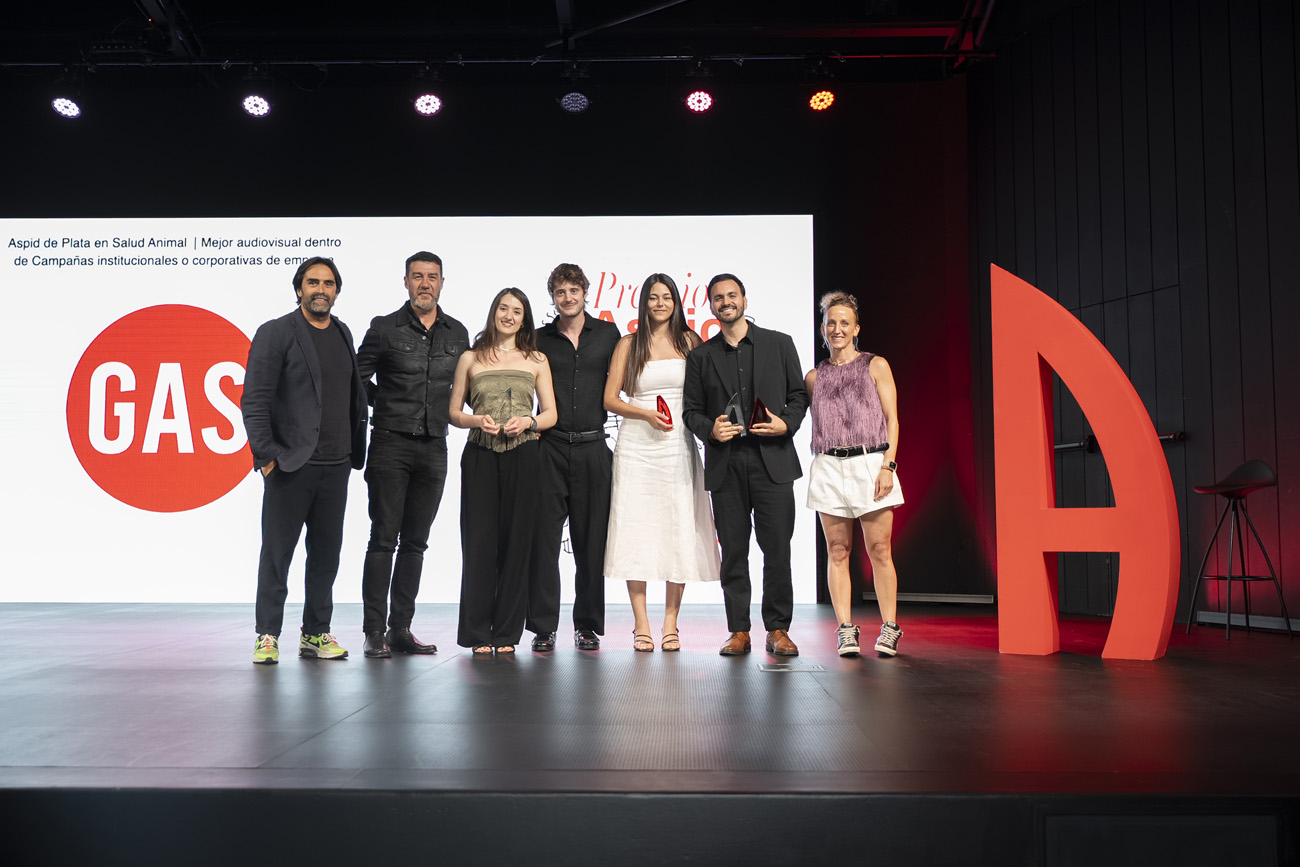 Oscan Galán, Judith Sistac, Pau Dalmau y Marta Nieto de Make It Gas y Juan José Rincón de Elanco Animal Health