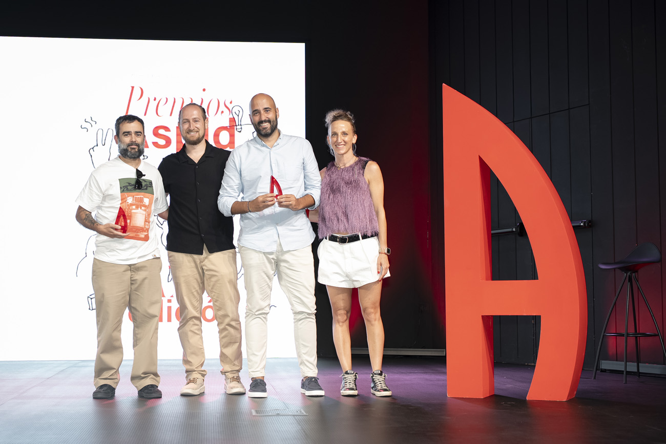César Pérez, Director Creativo en VML Health presentó la categoría de relaciones públicas y comunicación