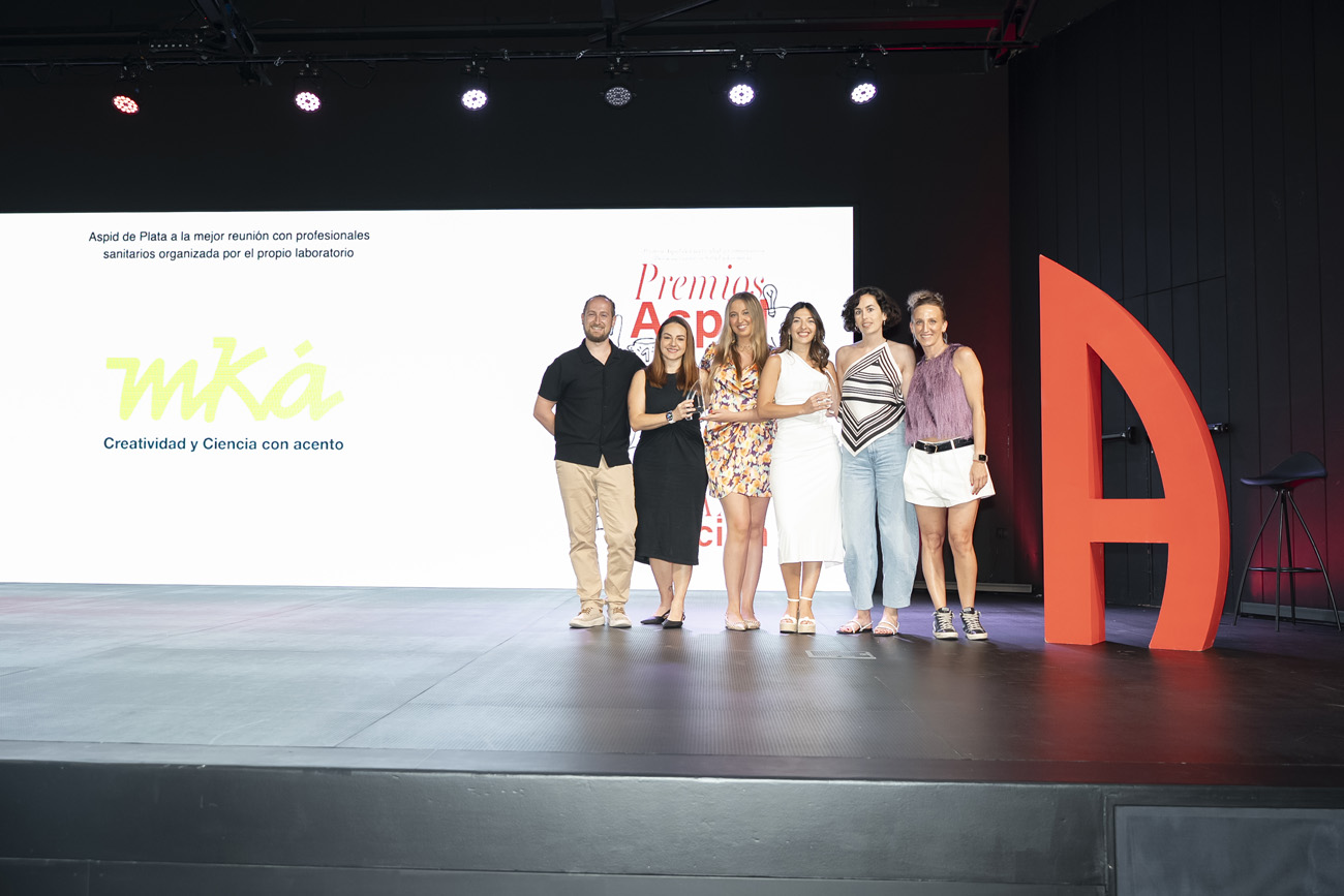 Felices por recoger su premio