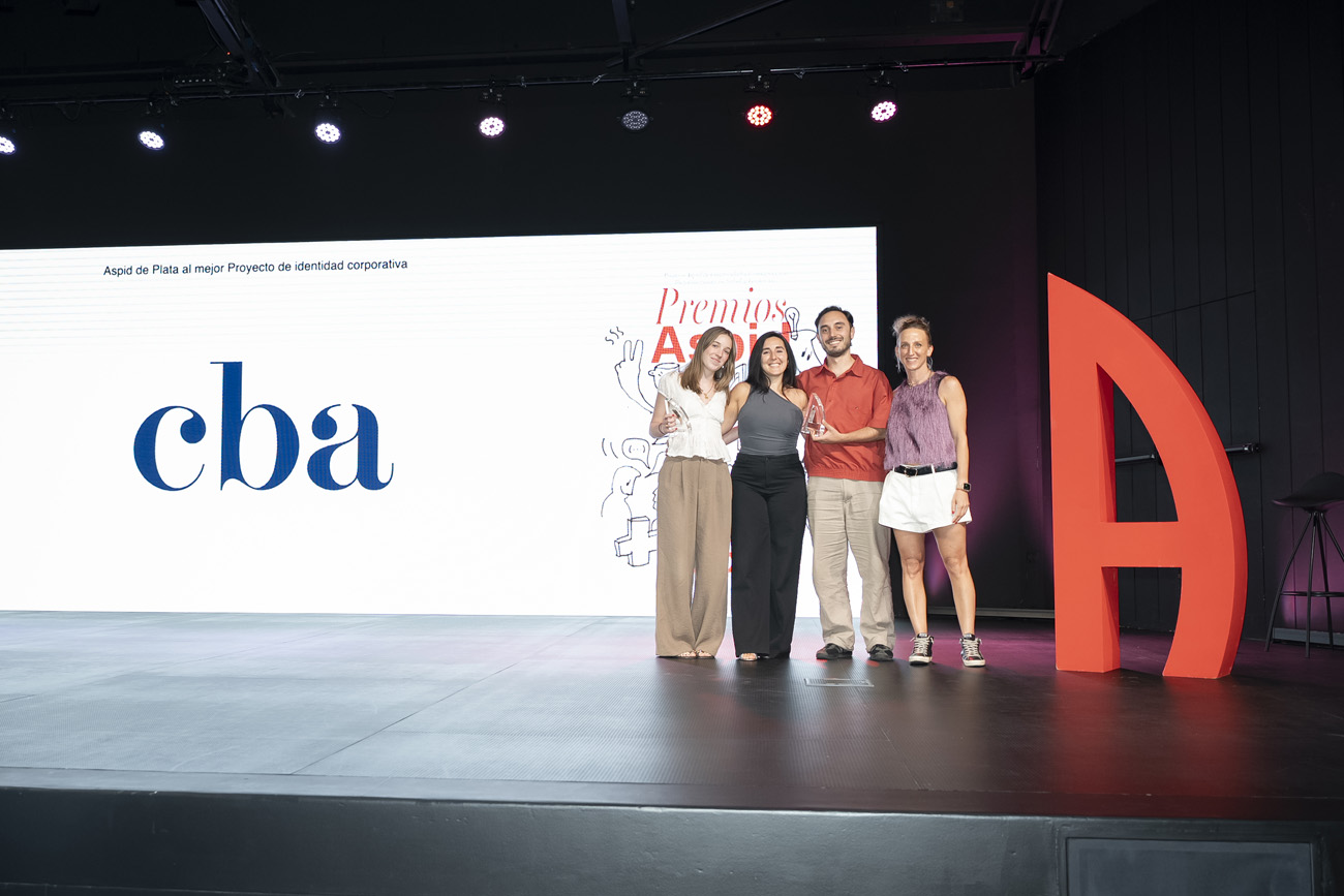 Elena Mompó de Laboratorios Esteve con Eva Peralejo Giulio Vescovi de CBA Design