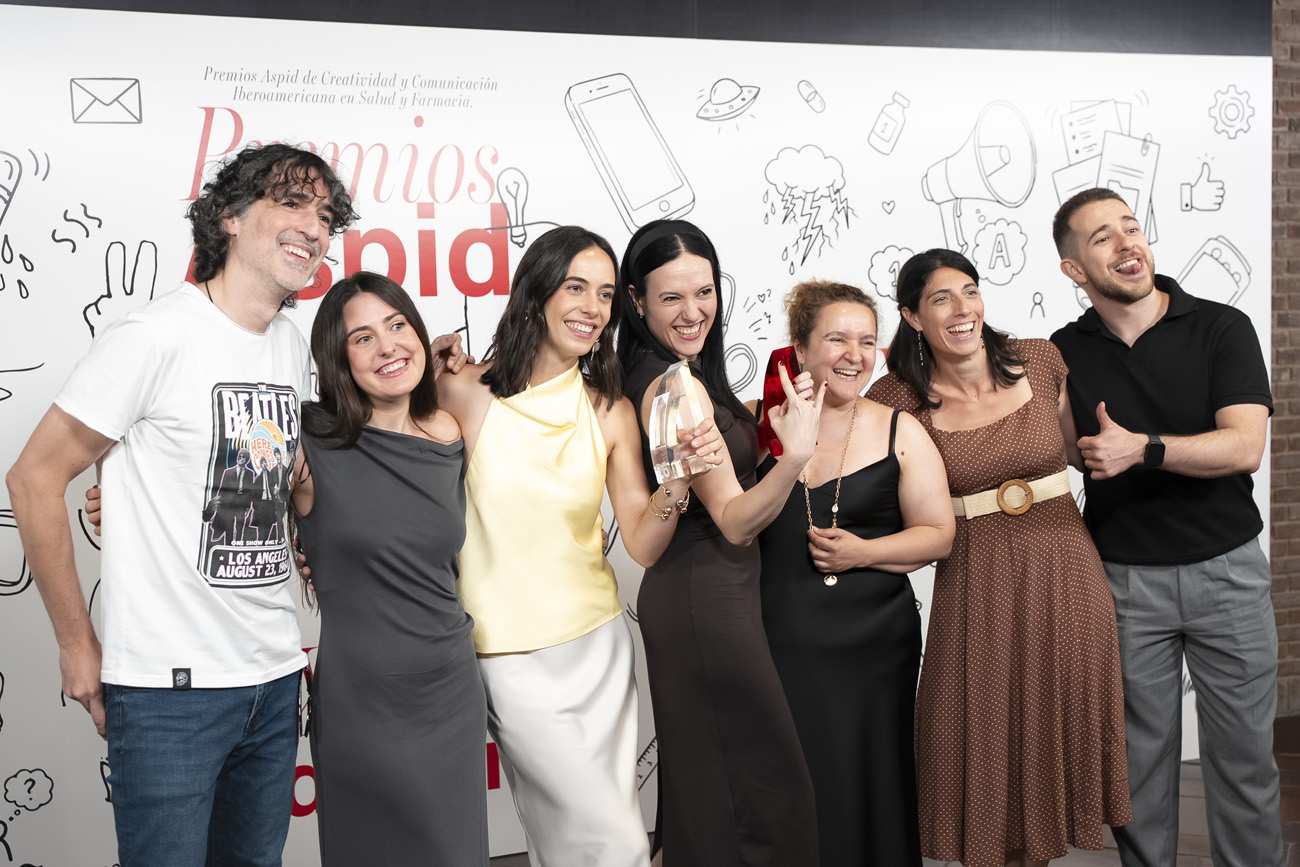 Posando con los premios