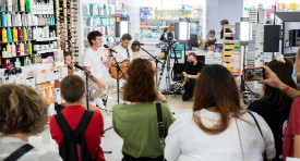 El primer concierto en una farmacia, por Acofarma